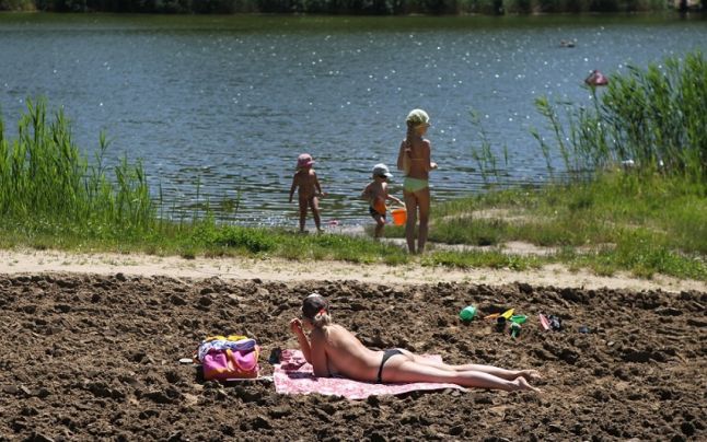 Plajele nu sunt asigurate cu instalații de alimentare cu apă potabilă pentru duşuri, iar cabinele de schimb sunt în parte deteriorate şi necesită a fi renovate.