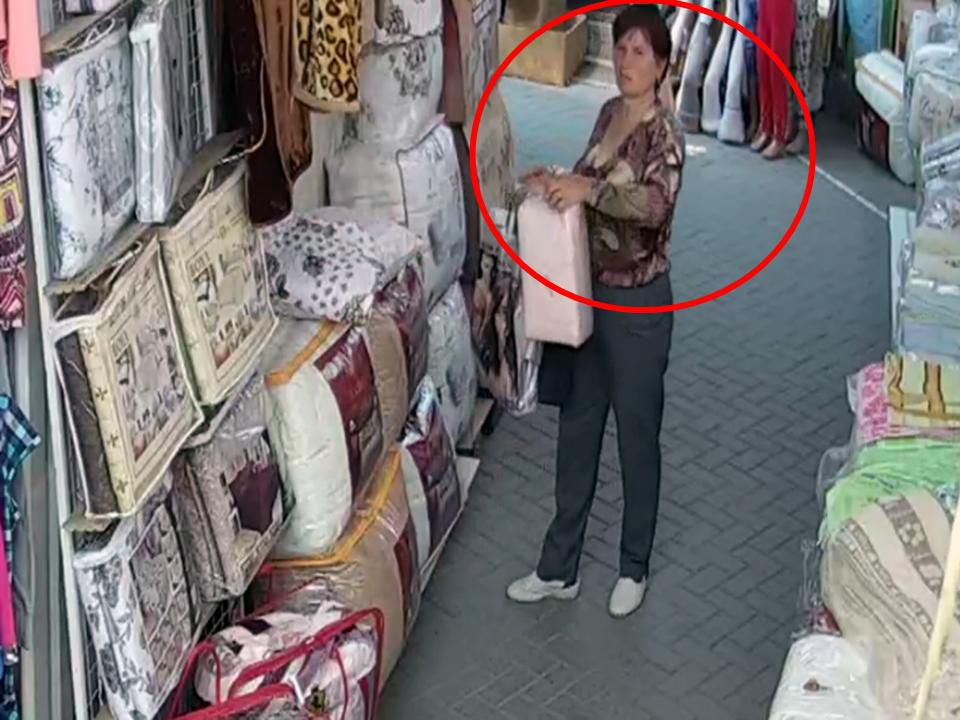 В столице разыскивают женщину за кражу на рынке.