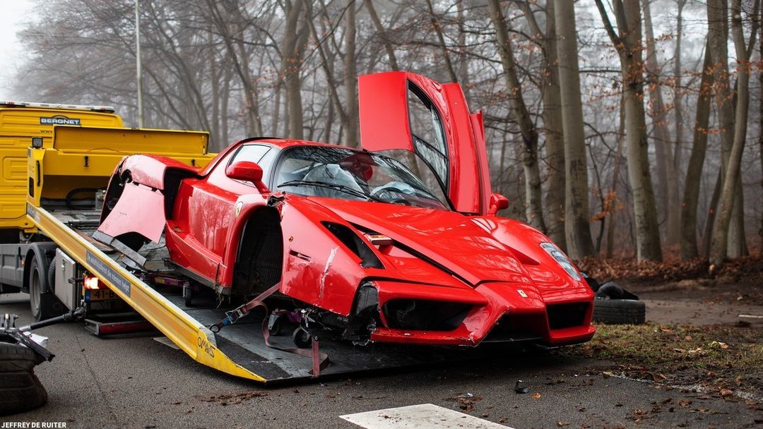 В Нидерландах механик разбил редкий суперкар Ferrari Enzo.