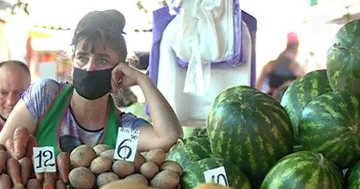 Продавцы рынков жалуются, что пандемия больно ударила по ним.