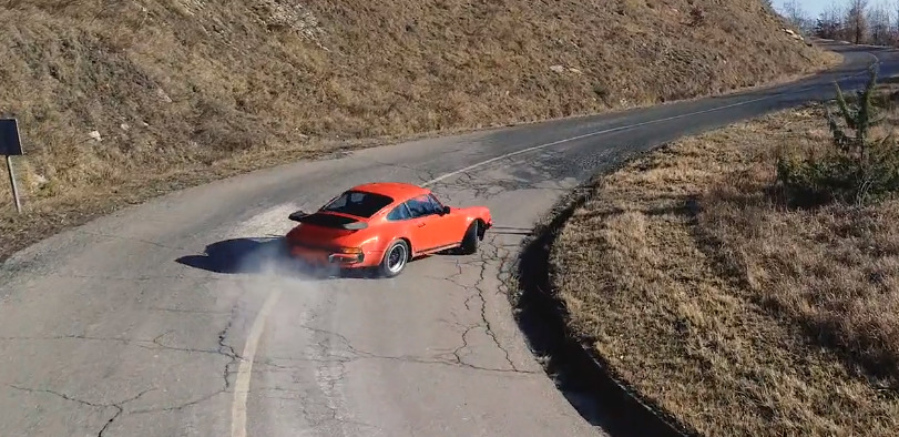 50-летний Porsche 911 Turbo дрифтит по серпантину.