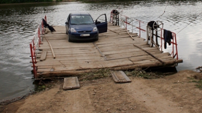 Râul Bâc riscă să se transforme într-o imensă spălătorie auto.