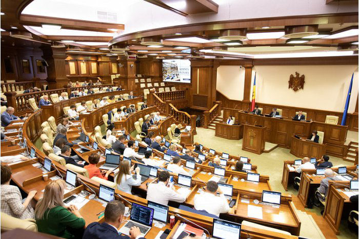 Законодательный орган объявил два депутатских мандата вакантными.
