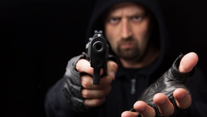 Doi bărbaţi de aproximativ 30 de ani au spart în jurul orei 3 dimineaţa un geam al blocui administrativ al Universităţii Agrare din Capitală.
