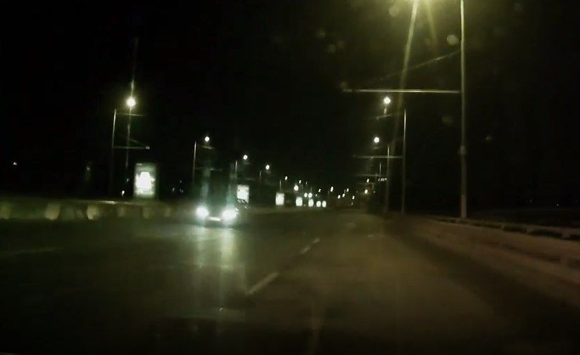 На виадуке легковой автомобиль ехал по встречной полосе.