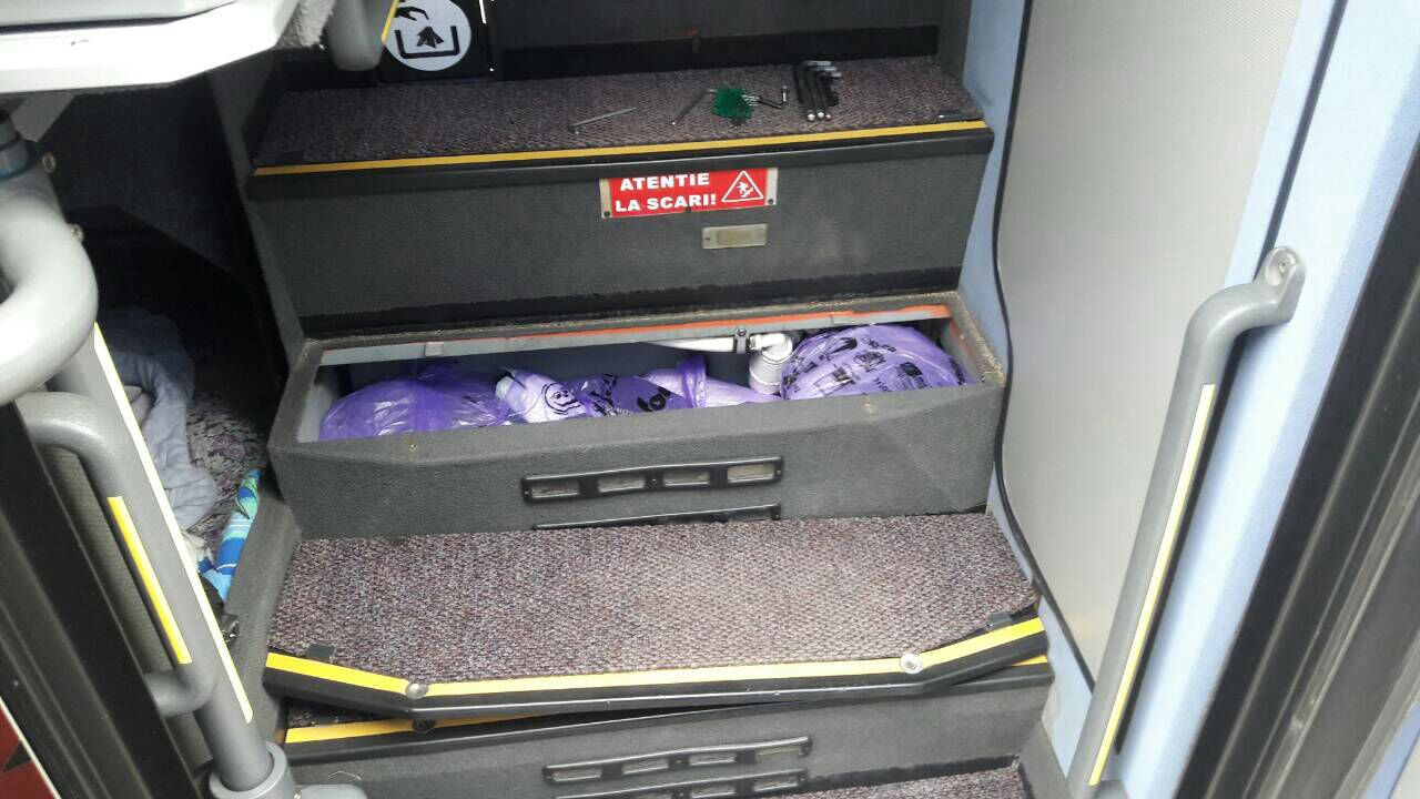 Товары были спрятаны в тайниках автобуса. Фото: customs.gov.md.