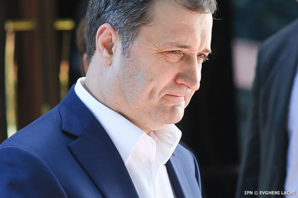 Оба адвоката сослались на служебные причины, из-за чего не могут участвовать в заседании.