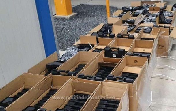 На румыно-украинской границе задержан грузовик с 143 ящиками оружия.