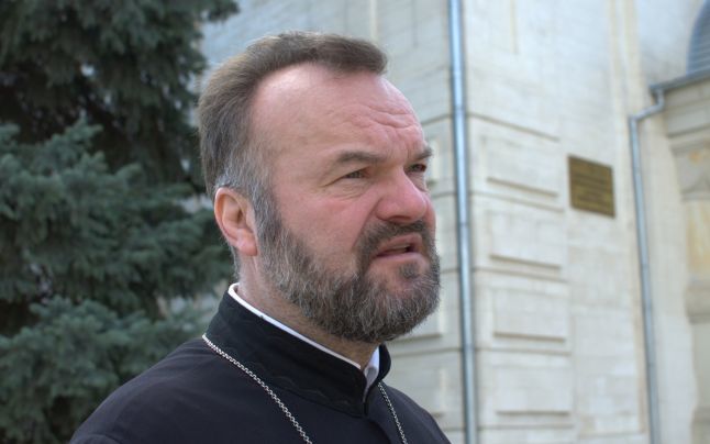În cimitir, fără mâncare şi băutură. Sfaturi: Parohul Bisericii "Sfântul Dumitru" din Chişinău, preotul Pavel Borşevschi. Foto: Alexandru Tarlev