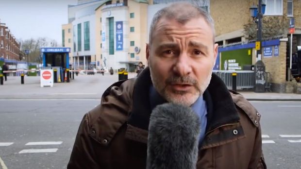 Un reporter italian a avut parte de un incident neobișnuit în timp ce transmitea în direct.