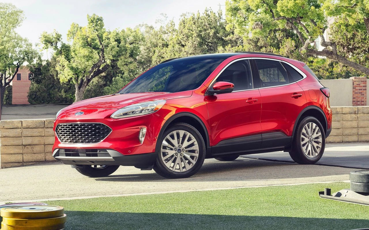 Ford направит в сервис 694 тыс. машин из-за риска утечки топлива.