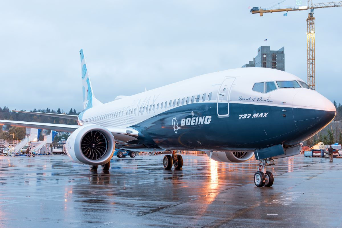 Акции Boeing падают на 8% после инцидента с 737 MAX 9.