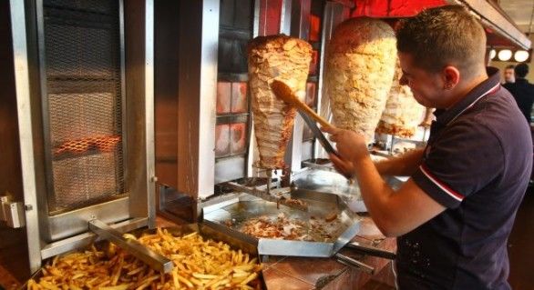 Autoritățile din Moscova amenință cu interzicerea vânzării de shaorma și kebab, susținând că standurile unde sunt vândute aceste produse încalcă constant standardele sanitare