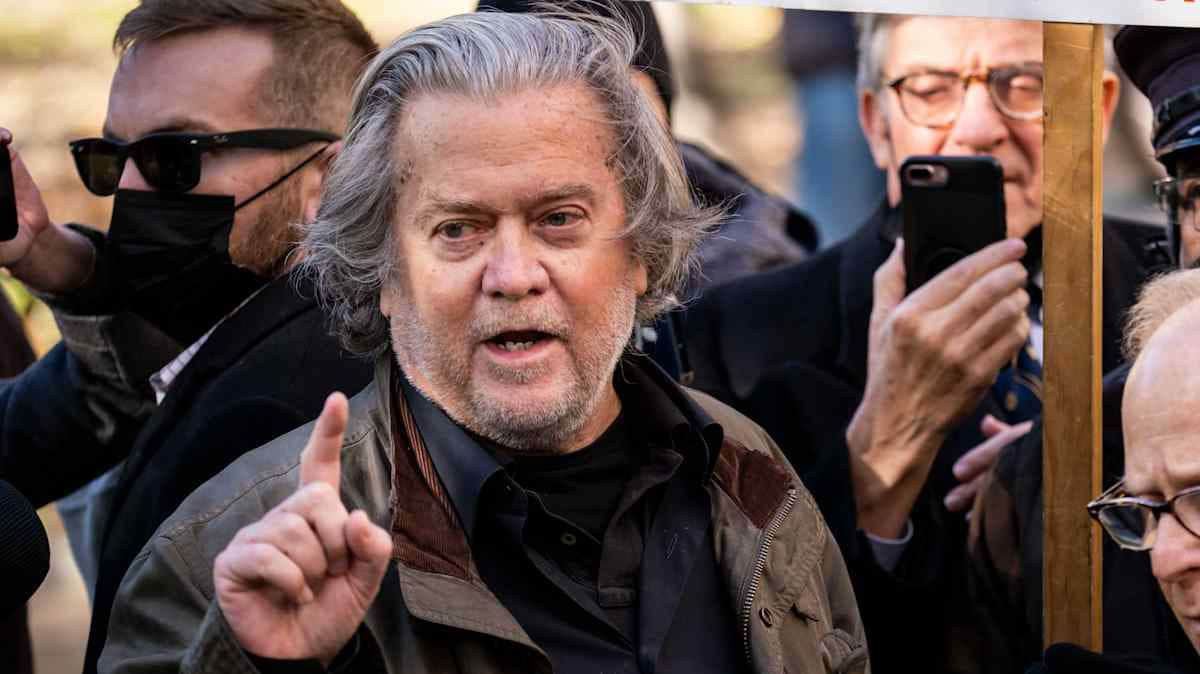 Бывшего соратника Трампа обязали отбыть заключение за неуважение к Конгрессу.