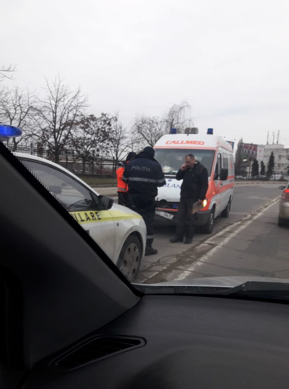 O ambulanță s-a tamponat cu un echipaj de poliție