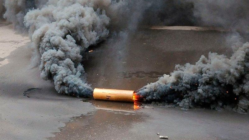  Отмечается, что находившиеся рядом люди, а также сотрудники полиции задержали шестерых нарушителей порядка.