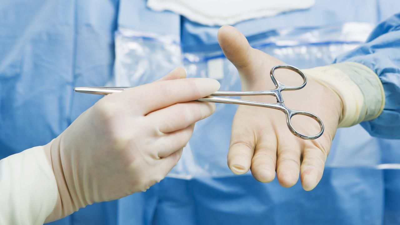Instrumentul medical, de 33 de cm, se întindea de la pelvis până la cutia toracică.