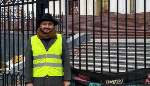 Лидер "Occupy Guguță" пришел к администрации президента в желтом жилете.