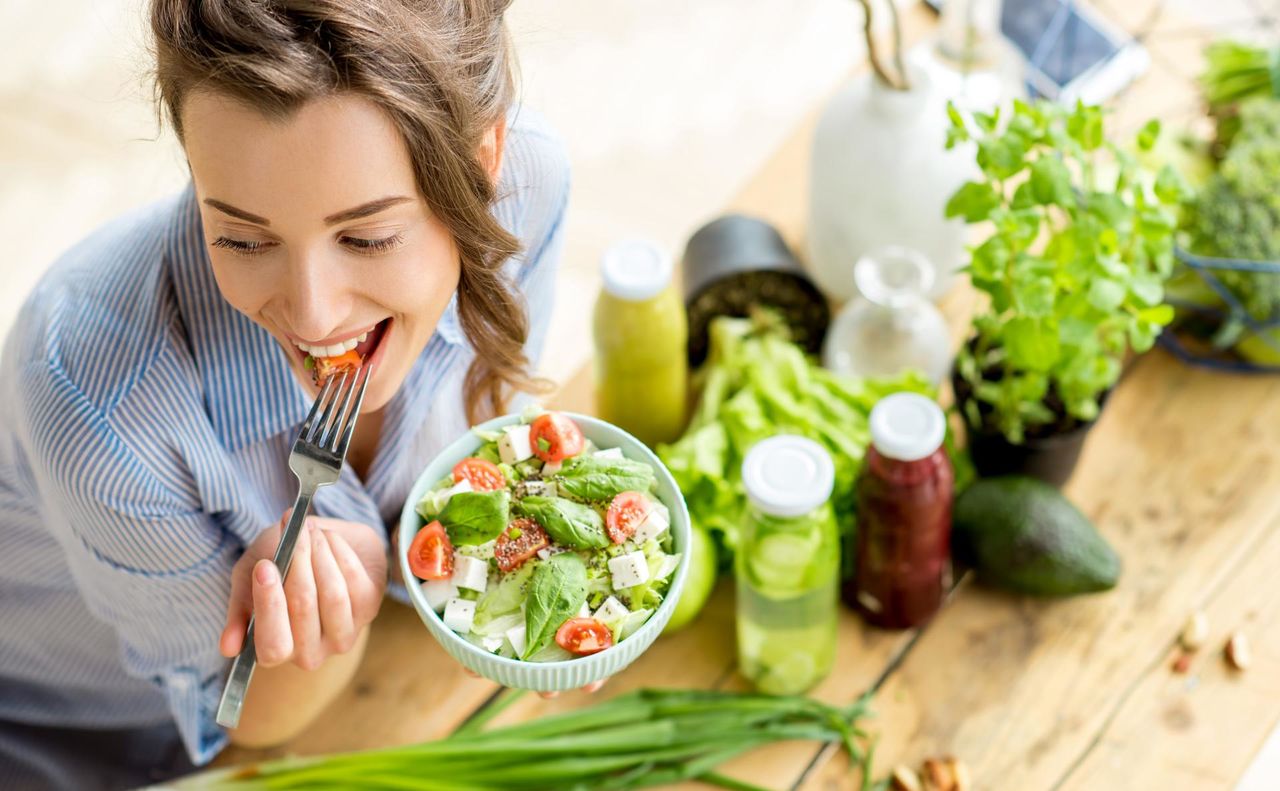 Диетологи назвали продукты, которые помогут защититься от коронавируса.