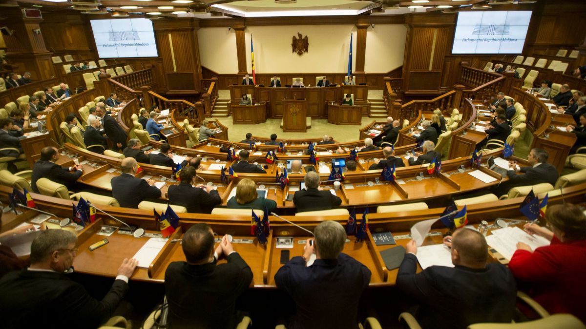 Парламент большинством голосов одобрил кредитное соглашение с МВФ.