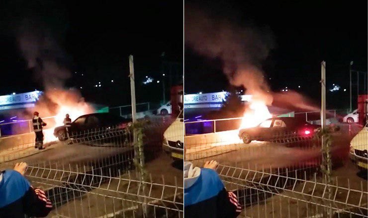 Пожар уничтожил автомобиль на одной из столичных улиц. Фото: Stiri.md