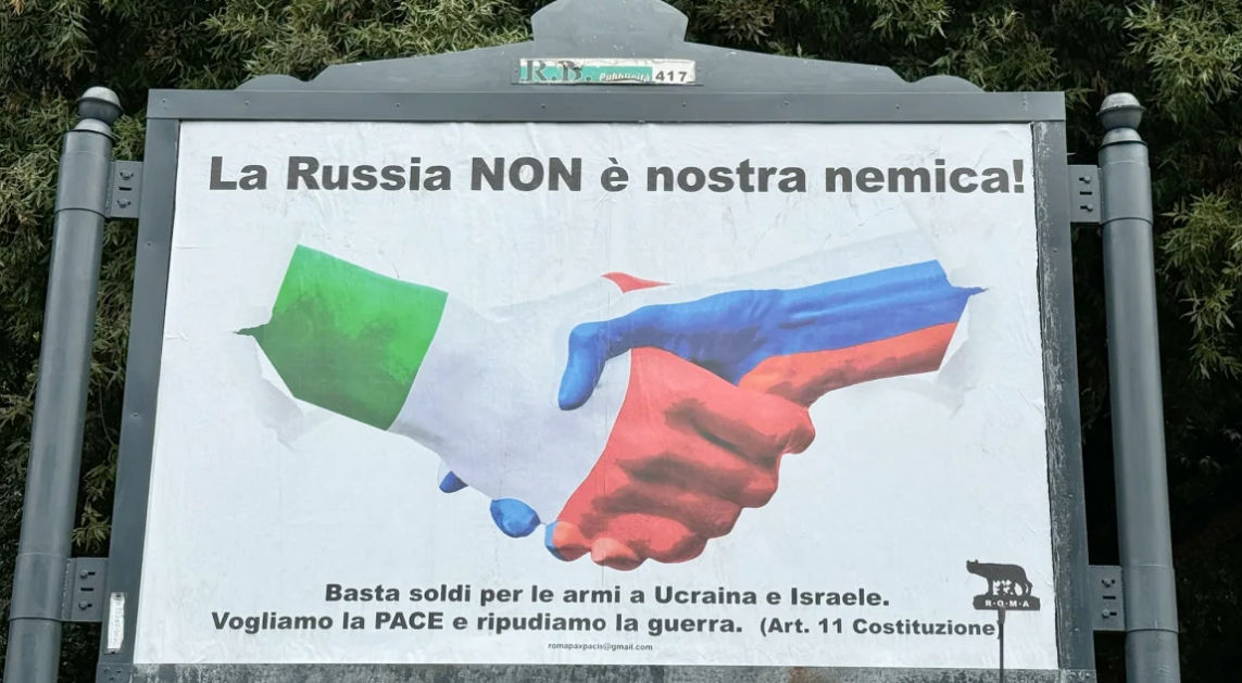 На улицах Италии заметили сотни пророссийских плакатов.