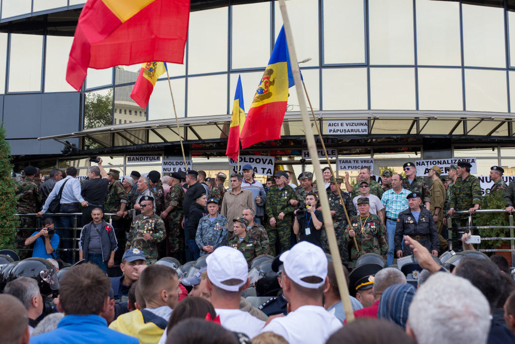 Câţiva reprezentanţi ai organizatorilor au fost lăsaţi să intre în edificiu pentru a discuta cu cei care se aflau acolo şi pentru a încleia câteva postere cu slogane pe intrarea în edificiu.