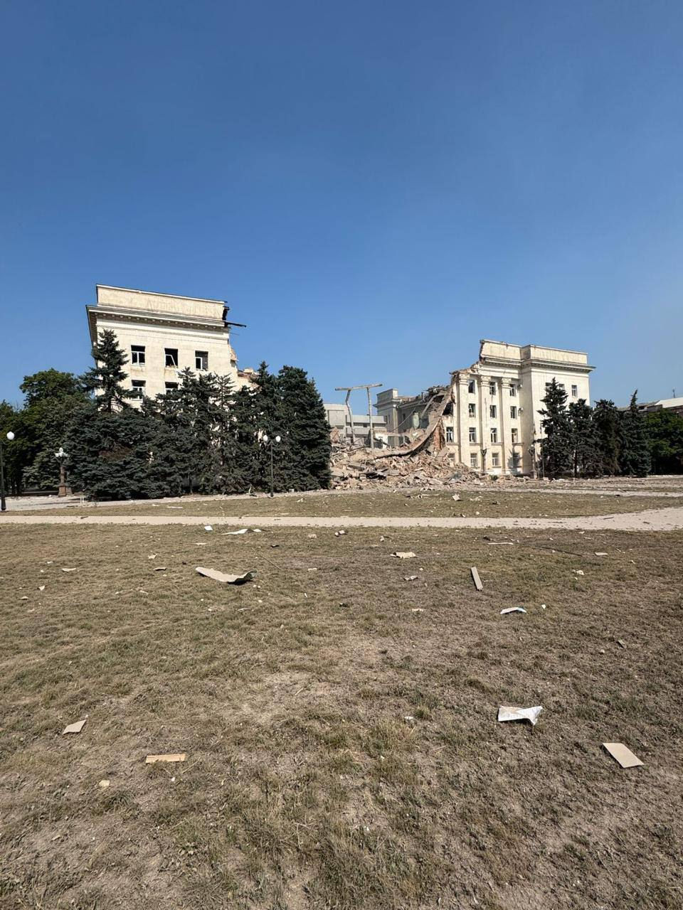 Trupele ruse au distrus clădirea administrației din Herson.