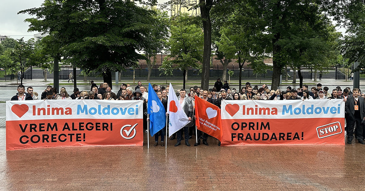Protest la Parlament: Inima Moldovei îi vrea pe Năstase, Gonța, Batrîncea și Vartanean - judecători constituționali.