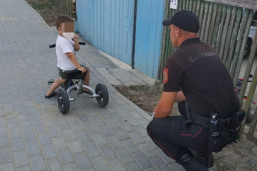 Потерявшегося в Комрате ребенка карабинеры вернули родителям.