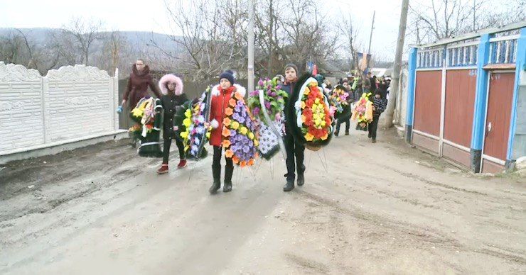 В селе Вэлчинец похоронили двух сестер, погибших в ДТП на трассе Кишинев-Страшены.