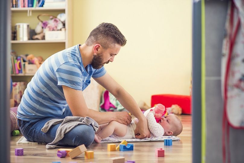 Расширены сроки, в которые можно запросить пособие по отцовству.