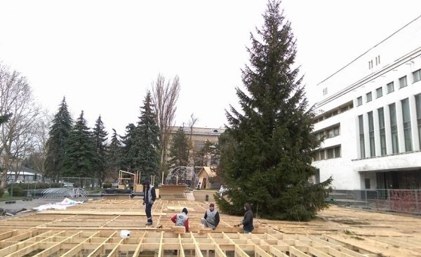 Новогодняя елка правительства будет украшена 40 тысячами огней и 350 фигурками. Фото: protv.md.