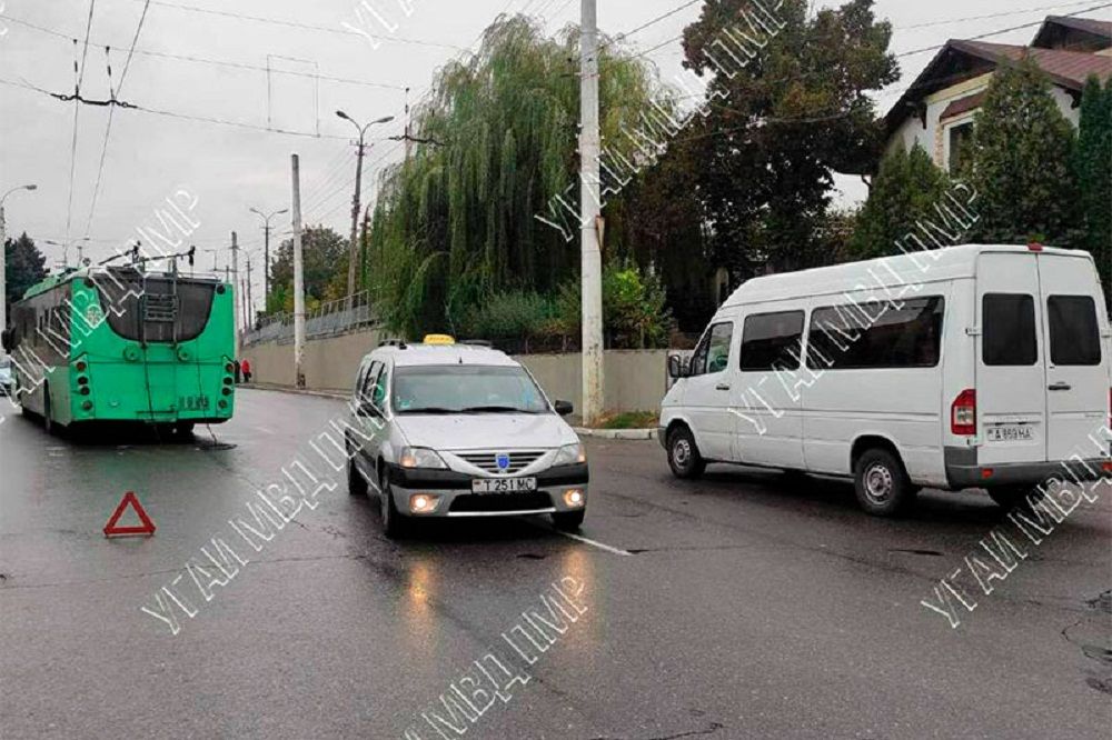 В Бендерах троллейбус сбил ребёнка на пешеходном переходе.
