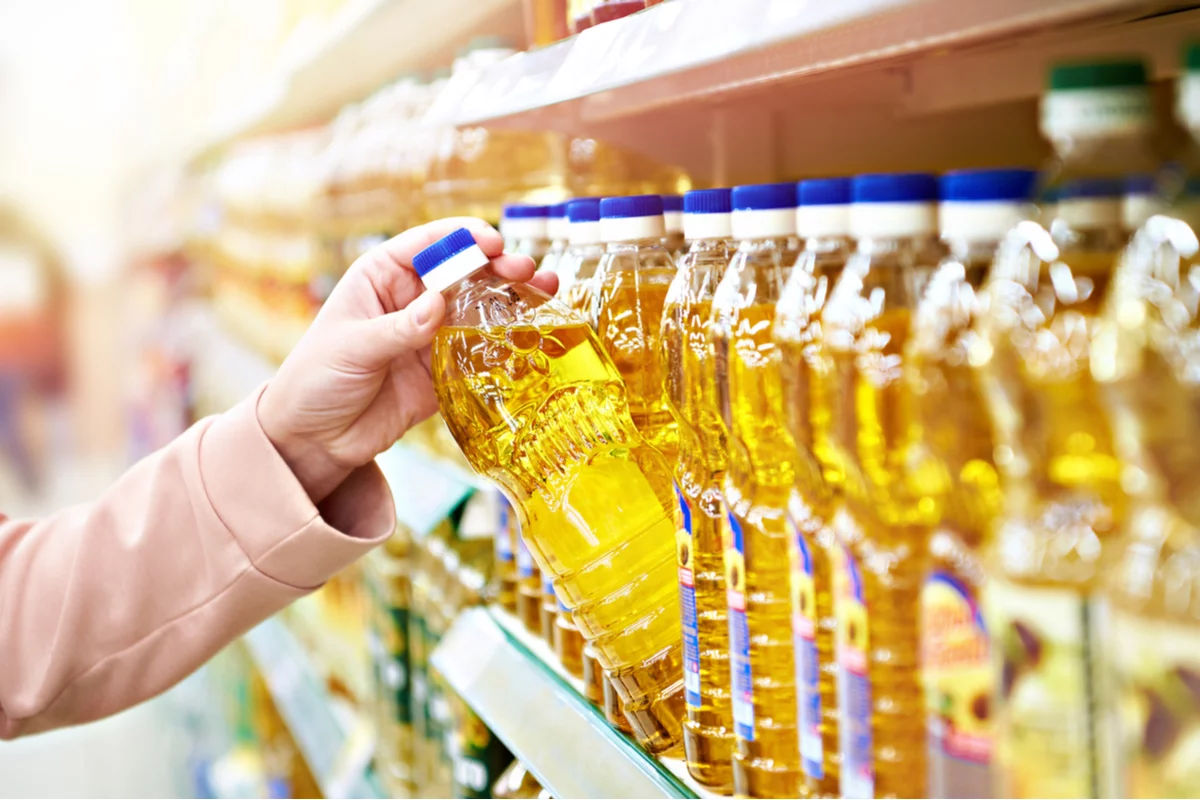 В Британии начнут продавать по 2 бутылки растительного масла в одни руки.