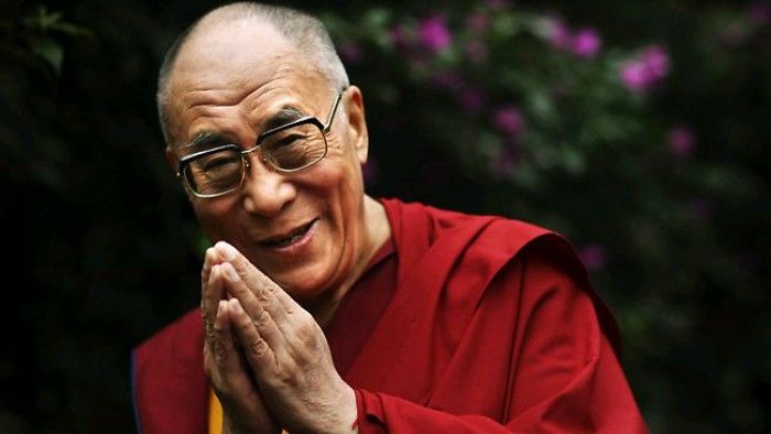 O zi obişnuită din viaţa liderului spiritual al budiştilor tibetani arată cam aşa: rugăciuni, meditaţie, plimbare sau alergare şi regim vegetarian. Foto: progressivestoday.com