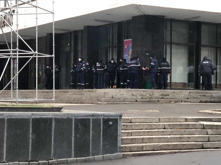 К зданию правительства стягиваются дополнительные наряды полиции. 