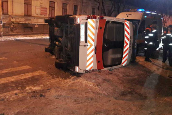 O ambulanță care transporta un adolescent la spital  s-a răsturnat aseară în centrul Capitalei. 