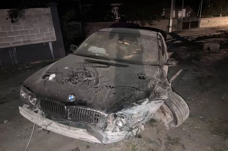 Un șofer a intrat cu BMW-ul într-un gard la Briceni și a fugit de la fața locului.