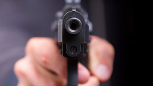 După ce s-au luat la harţă într-un local din Capitală, doi tineri şi-au ameninţat adversarii cu un pistol. 