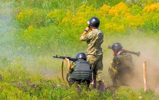 Бердянское находится межу Мариуполем и Широкино, на линии так называемого сухопутного пути из России в Крым.