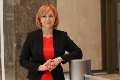 Astfel, potrivit informaţiilor puse la dispoziţia redacţiei de către parlamentar, în anul 1986 Oxana Domenti a absolvit şcoala muzicală din or. Glodeni (specialitatea Vioară) cu diplomă roşie.