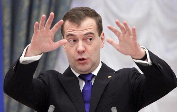 Премьер РФ прокомментировал высказывание Порошенко о "взятке" Януковичу.