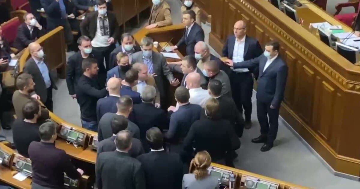 На сегодняшнем пленарном заседании произошла потасовка между народными депутатами.