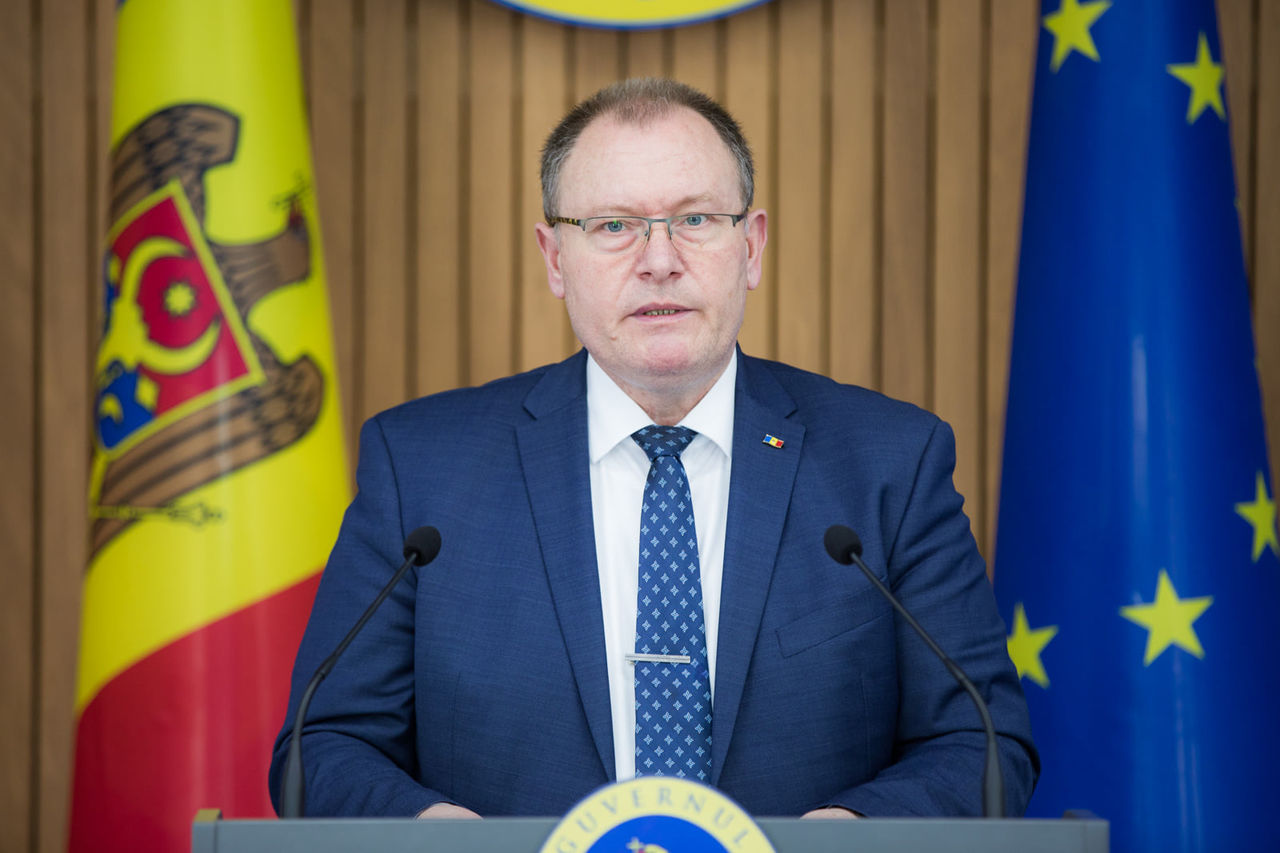 Врио премьер-министра Аурелиу Чокой. 