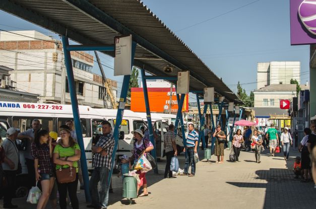 Pentru a evita situaţiile neplăcute, pasagerii sunt îndemnaţi să-şi cumpere bilete din timp.