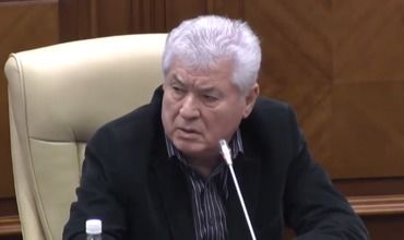 Eu numai vorbesc ceva, ei deodată comentează cu fundu-n sus