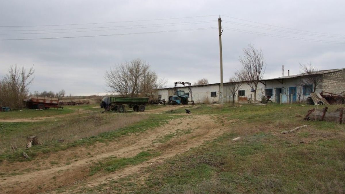 В селе Бешгиоз двое мужчин связали охранника и украли трактор.