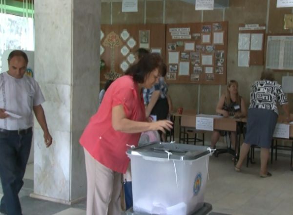 In mai multe localitati din tara au avut loc incalcari in timpul alegerilor. Foto: protv.md
