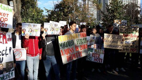 Сторонников Майи Санду и Андрея Нэстасе освистали у парламента.